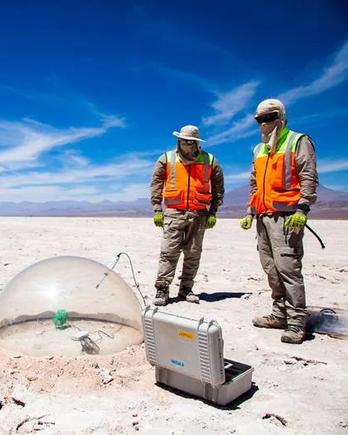 Estación de medición en terreno sobre la costra salina de un salar del norte de Chile