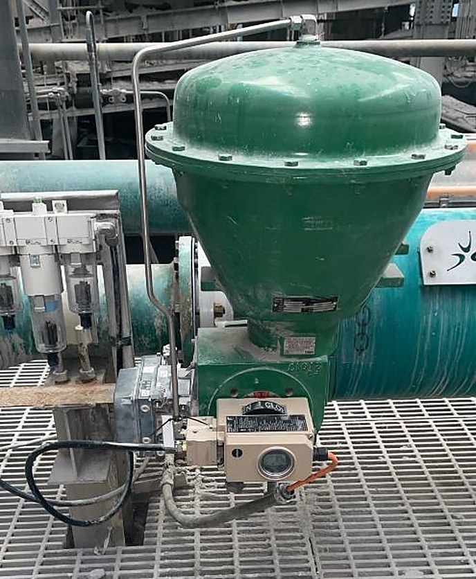 Válvula de control con actuador de diafragma, posicionador y unidad de tratamiento de aire instalada sobre pasarela en planta